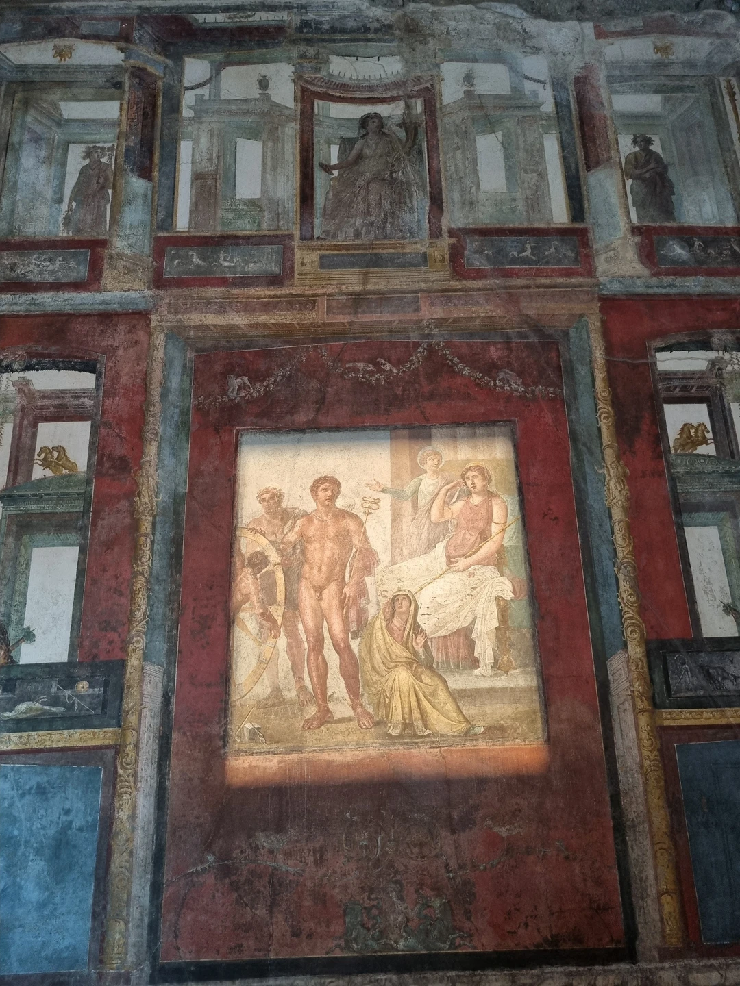 Эллина провела для нас потрясающую экскурсию! Очень понравился подход к организации прогулки и структурированию материала, произошло