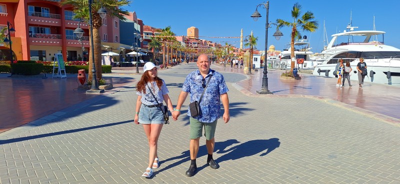 Прекрасная прогулка по Марине, с заходом в Эль Мина и рыбный рынок. Очень комфортная атмосфера