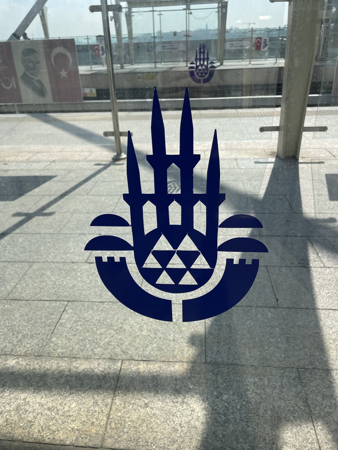 Нам очень понравилась экскурсия - прогулка неспешным ритмом с Вероникой! Гид не только владеет материалом, но