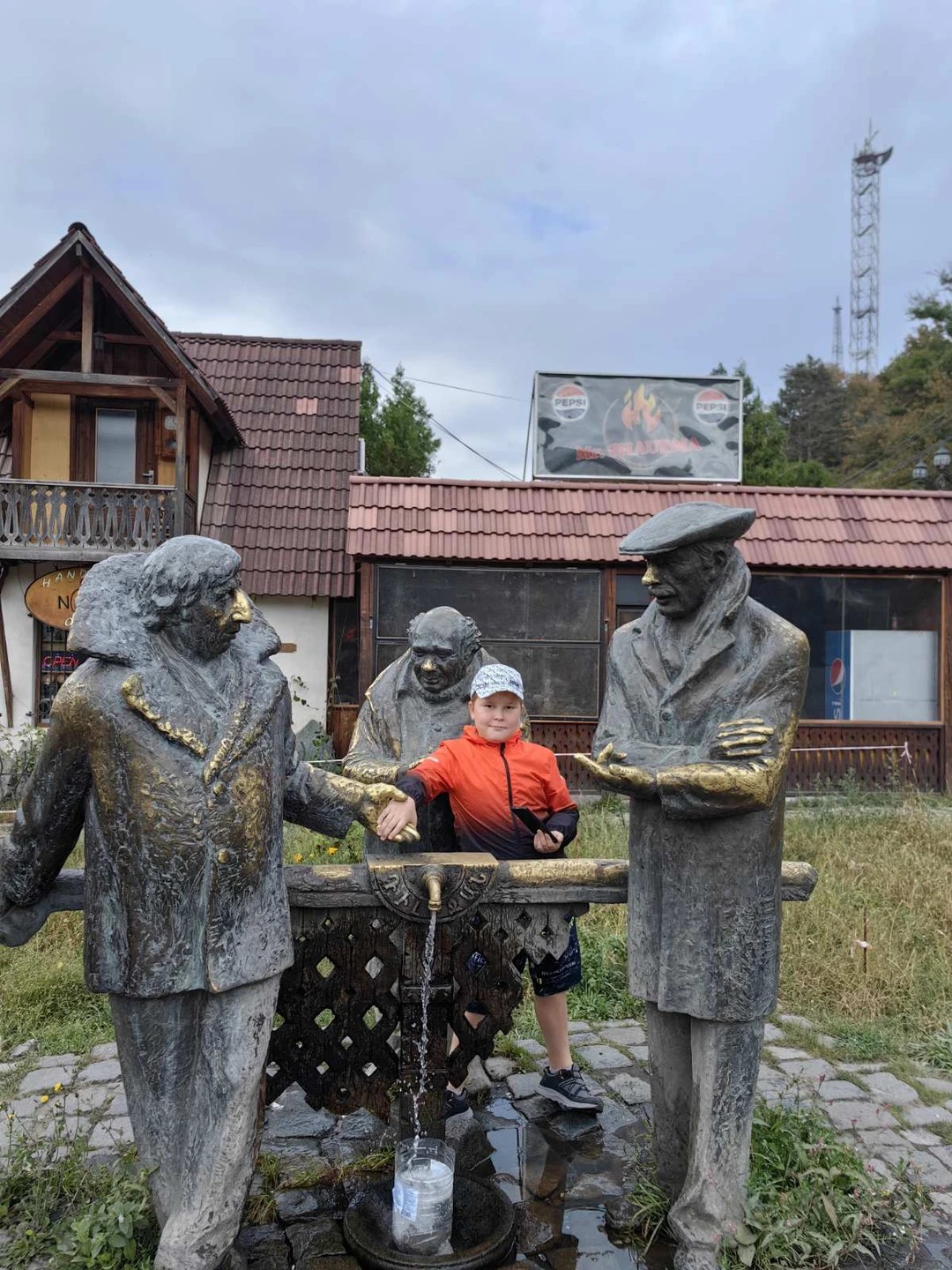 Хотим поблагодарить за прекрасный тур Левона. Было очень и очень интересно. Левон прекрасный рассказчик. Знает столько