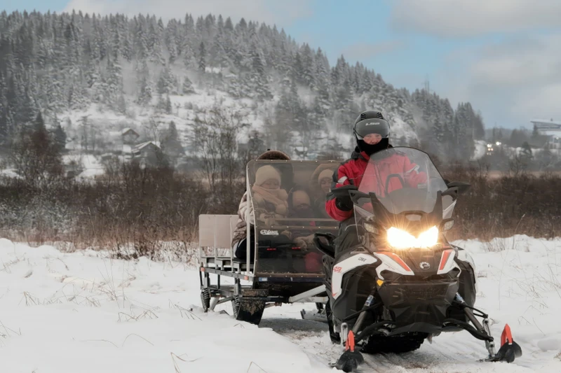 На санях за снегоходом — в Сортавале