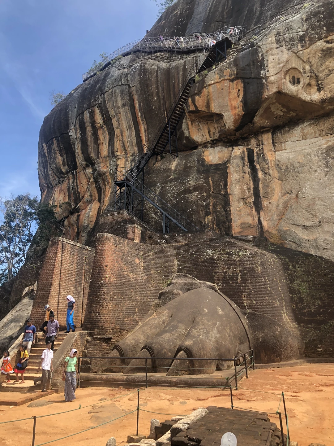 Путешествовали в марте. Экскурсия включала в себя поездку в Канди, храм зуба Будды, храм Золотого Будды