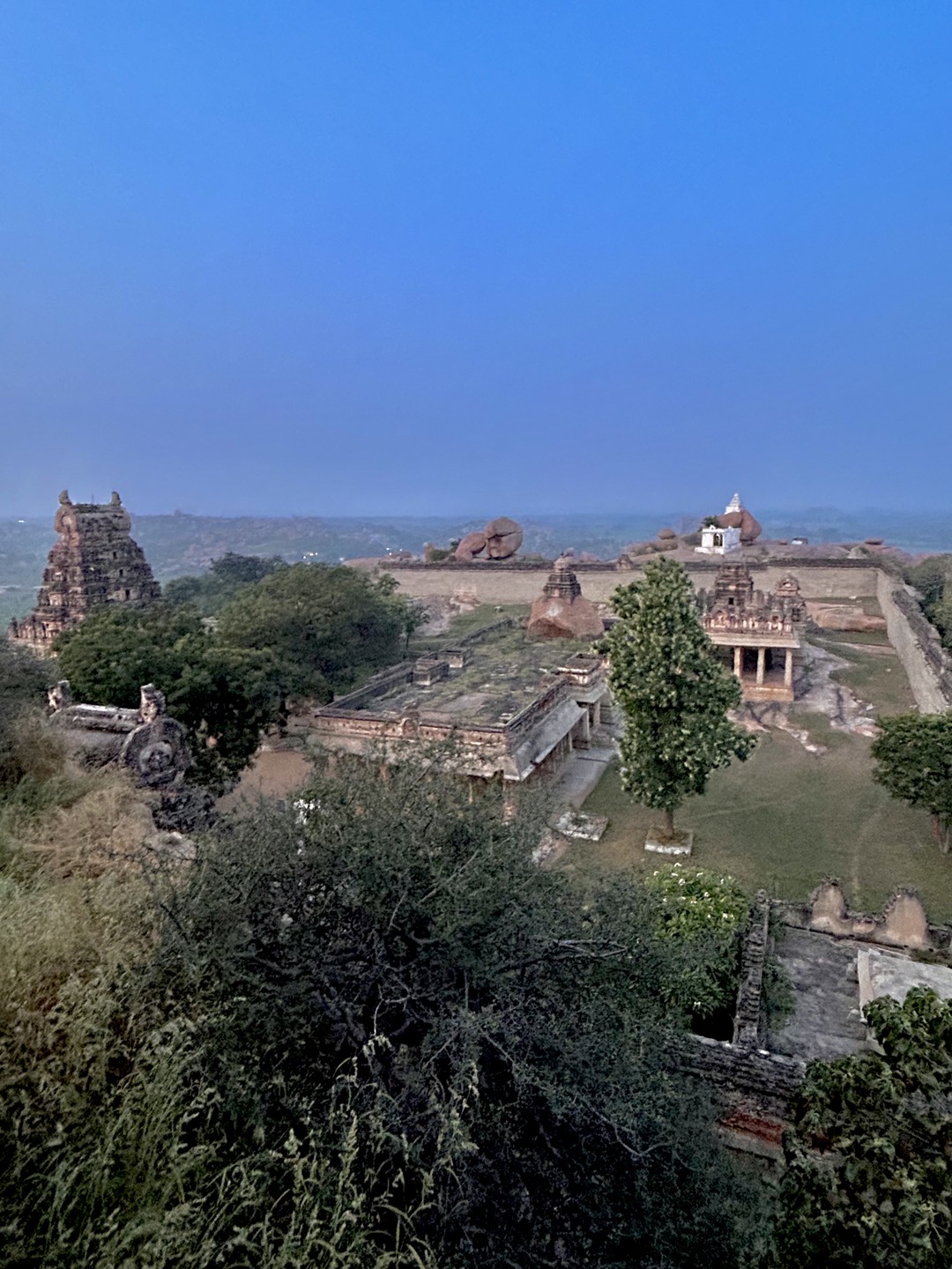 Насыщенная, интересная экскурсия. За 2 дня посетили все ключевые локации Хампи. Отличная идея организаторов смотреть храмы