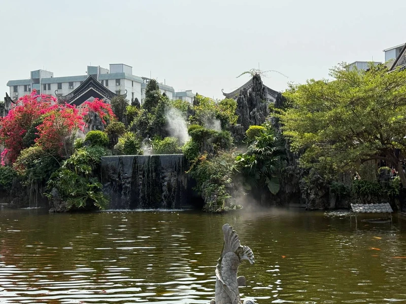 Антон показал нам совершенно потрясающий Гуанджоу! старый город, старинные сады и современные точки красоты города. Ценно