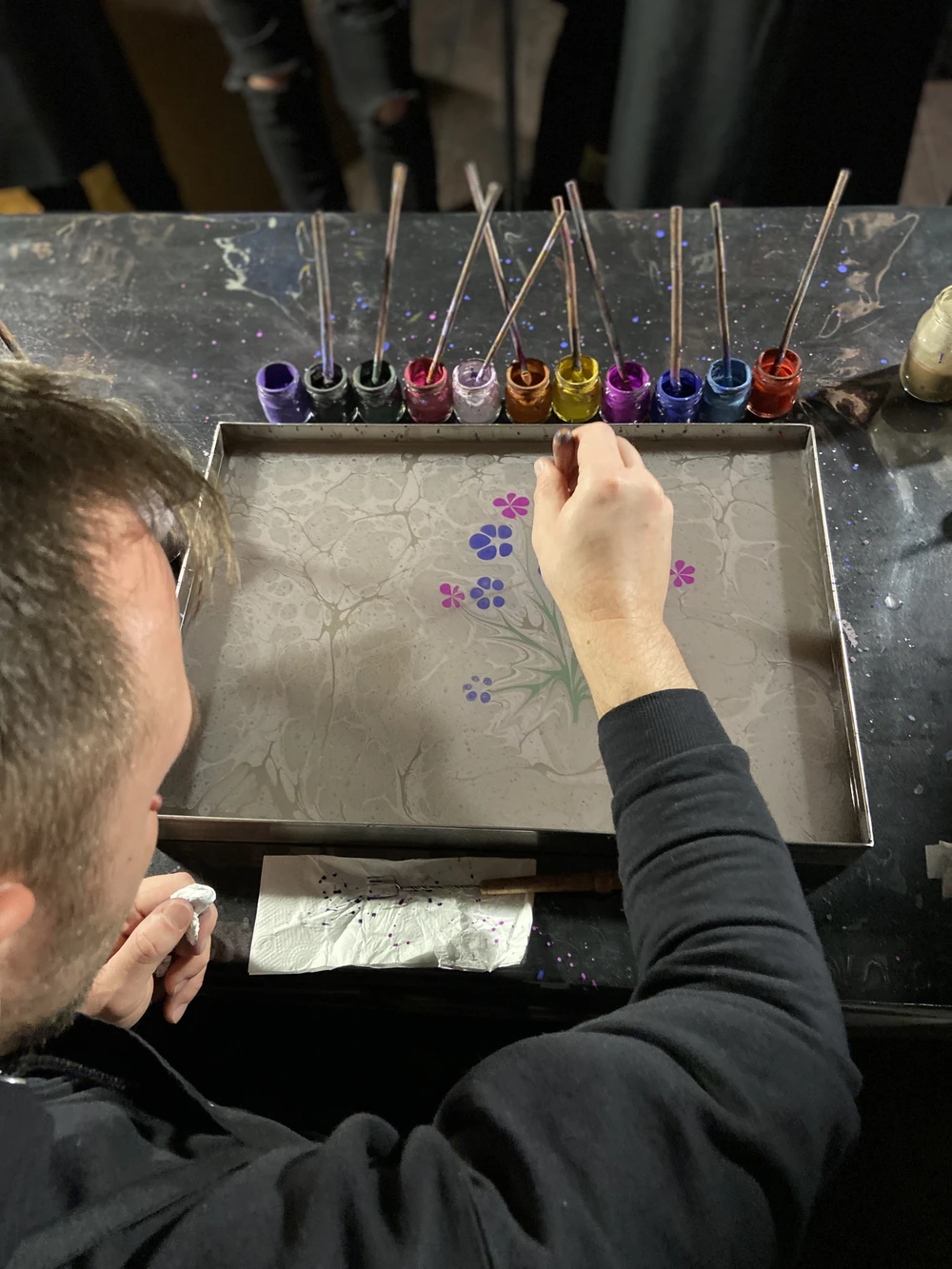 Рисовать на воде — мастер-класс по эбру в Стамбуле (5/15)