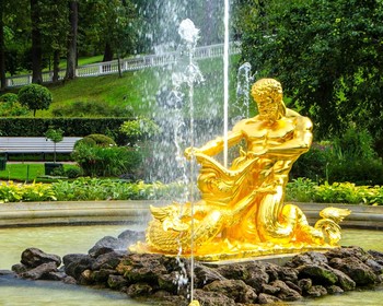 Парки, фонтаны и дворцы Петергофа