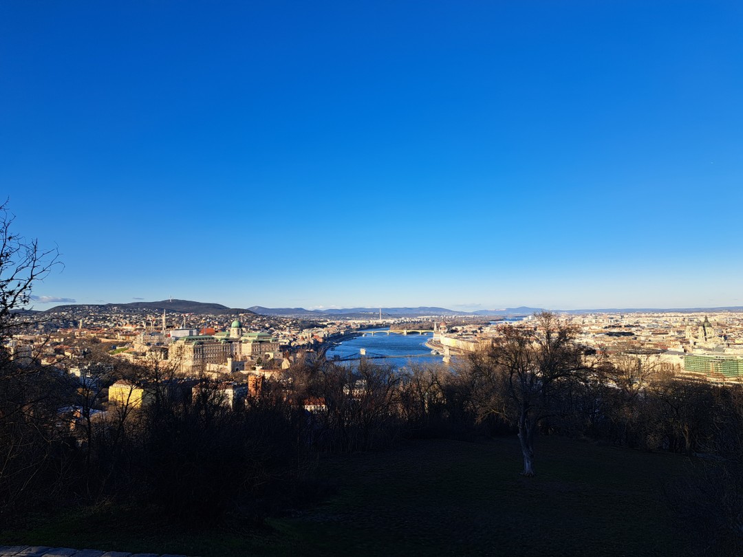 Здравствуйте! Начну с того, что Золтан классный. Как мы договорились, так экскурсию и построили. Побывали на смотровых площадках, Будапешт красив 🙂