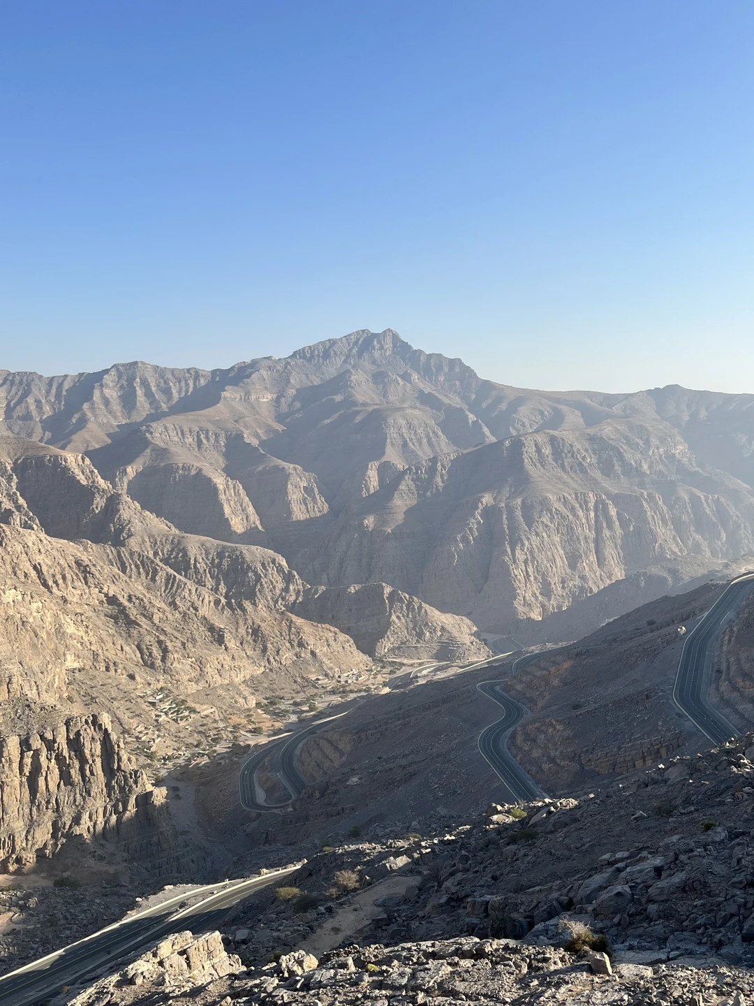 Посмотрели все самые красивые смотровые и закат, приятно поболтали об устройстве эмират