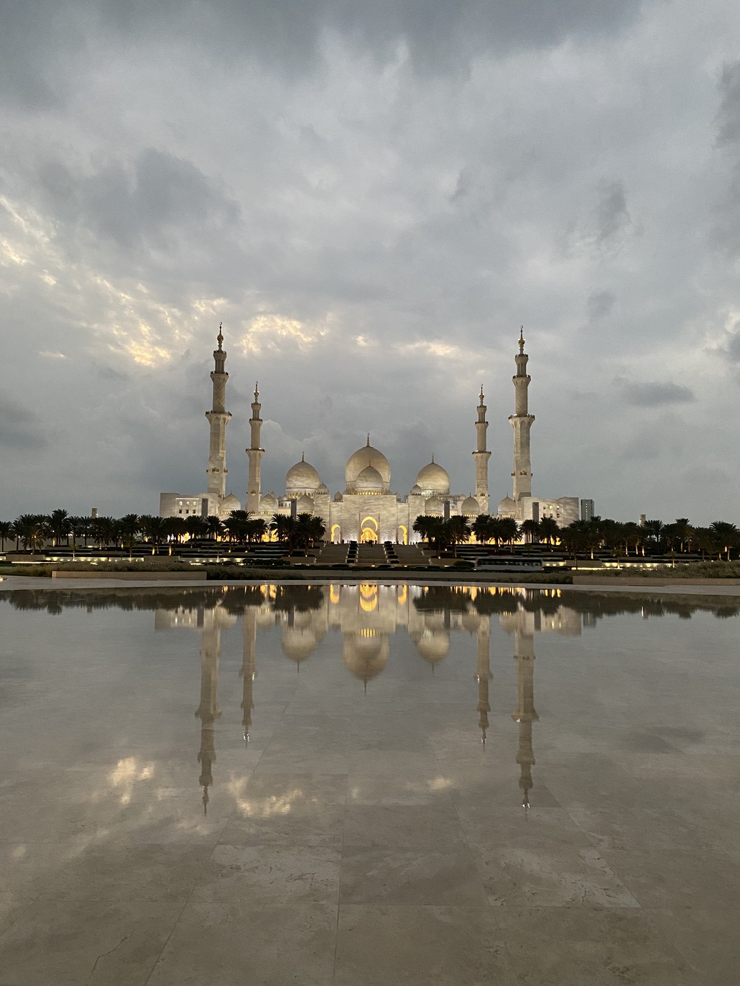 У меня был экскурсовод Денис, отличный парень и профессионал. Побывали во всех местах по плану, историю знает хорошо.