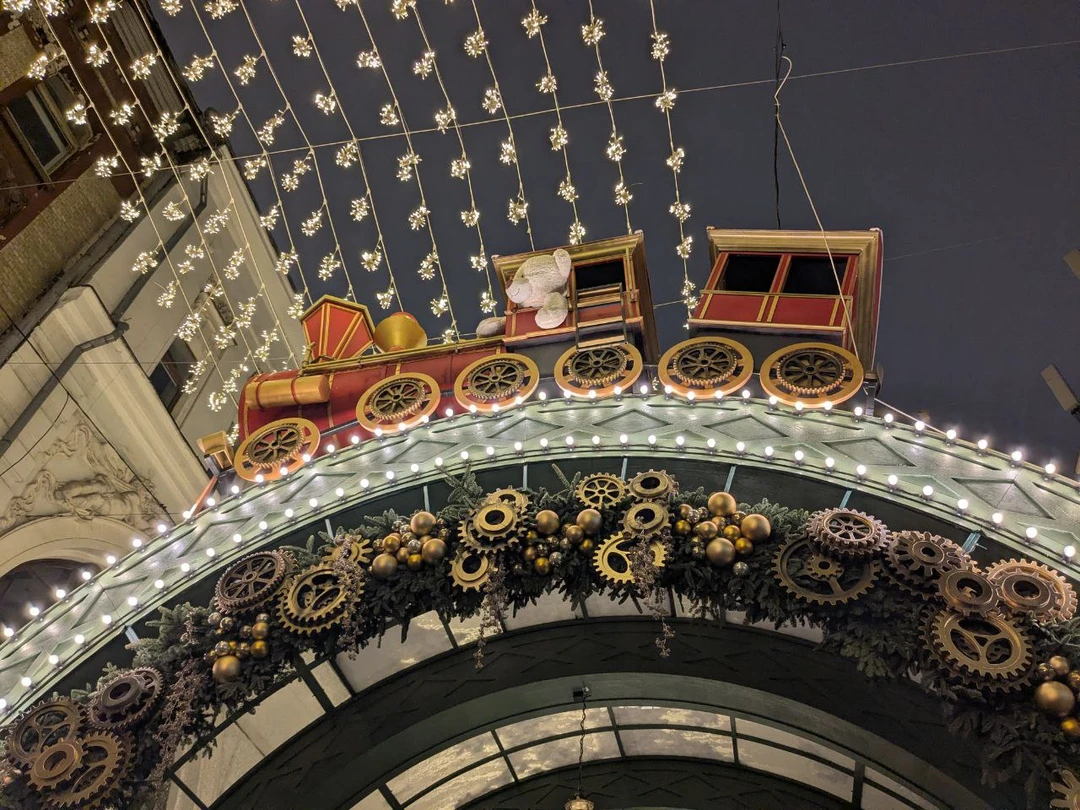 Отлично погуляли с Еленой в субботу 27 декабря по нарядной Москве. Много интересной и новой для