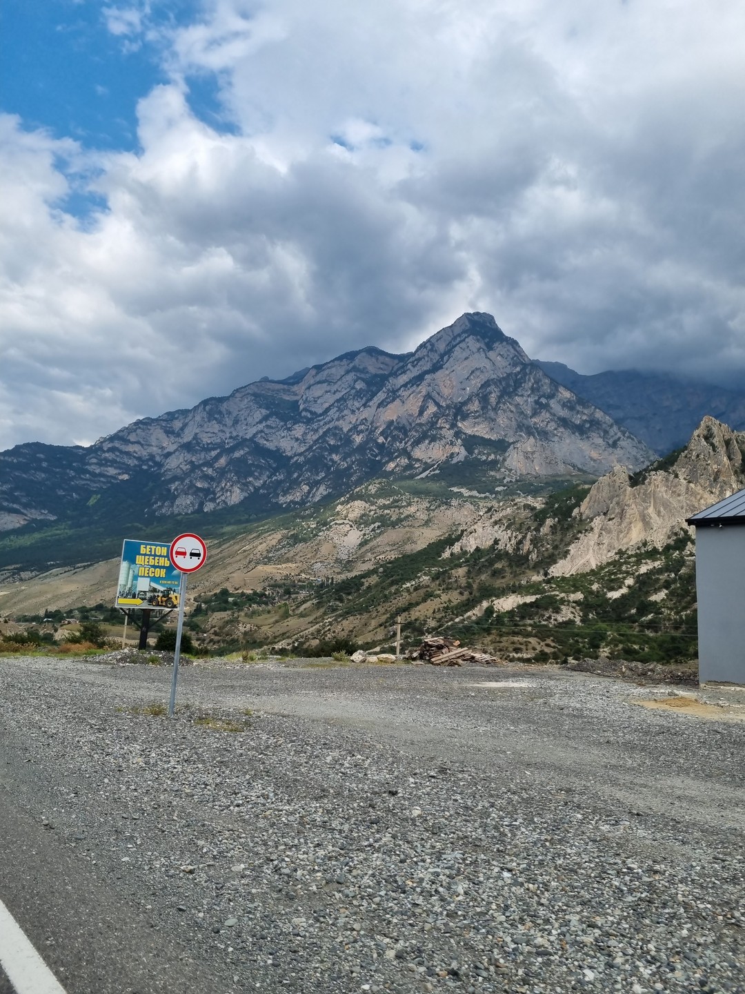 Мы только что вернулись из невероятного путешествия по ущельям Осетии с прекрасным гидом Сергеем, и это был опыт, который невозможно забыть