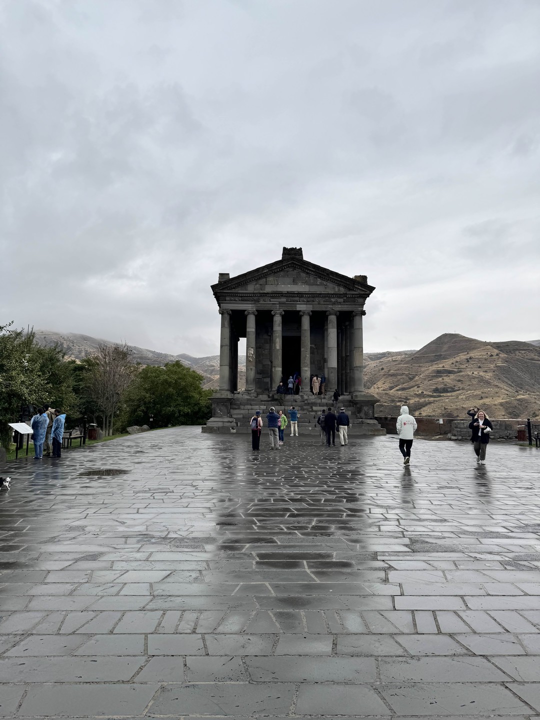 Мне очень хотелось увидеть как можно больше достопримечательностей за короткий срок пребывания в Армении. И это