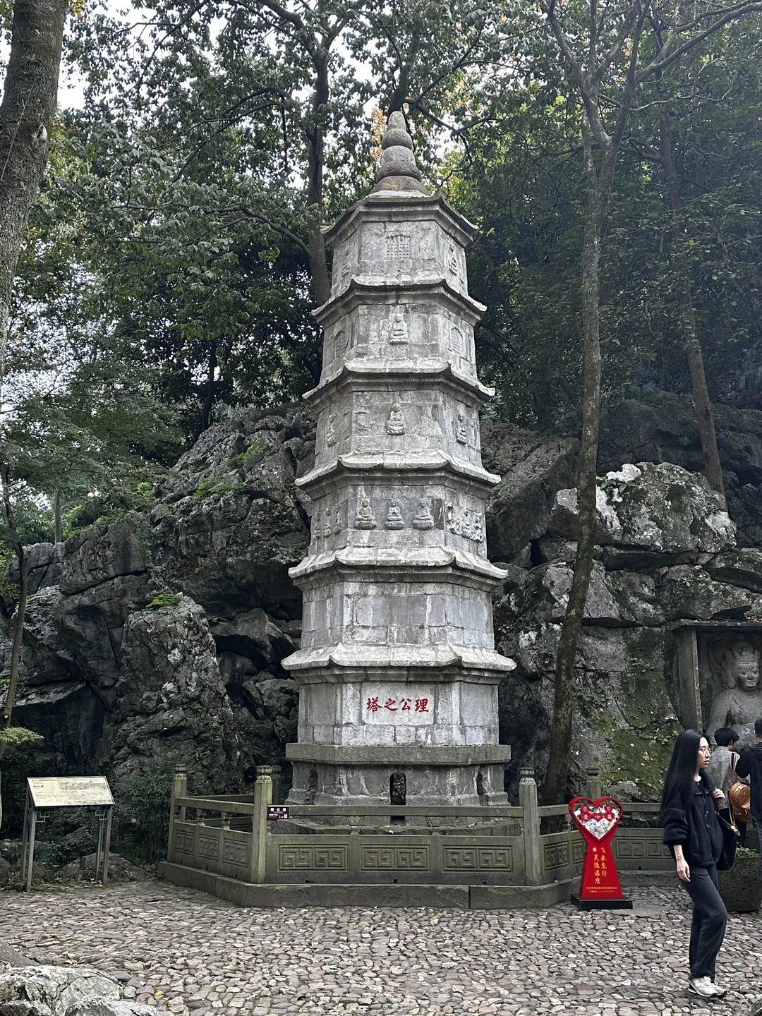 Очень понравилась экскурсия, на которой мы были семьей. Наш гид Саша отвечала на все наши вопросы