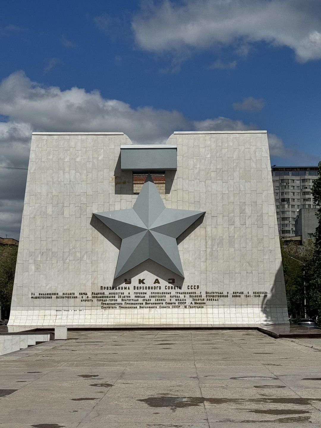 Выражаем Андрею благодарность за экскурсию, интересный рассказчик, узнали факты из военной истории, которые нам были не