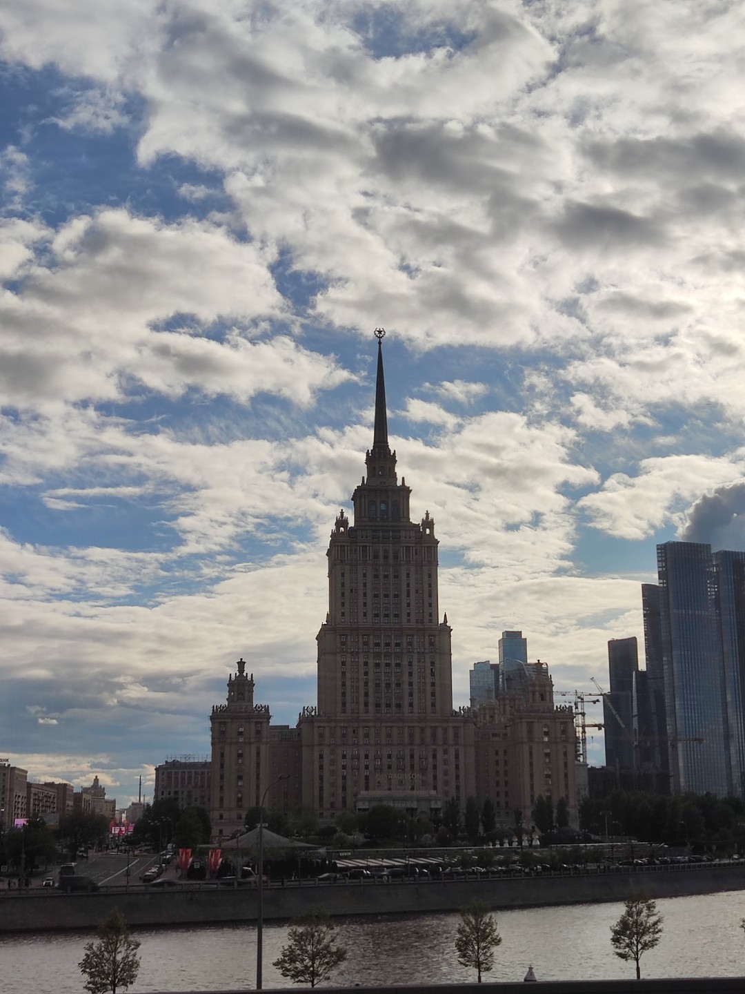 Хорошая организация, всё понятно. Автобус удобный, водитель вел аккуратно. Техническая остановка на Воробьёвых горах (туалет), а