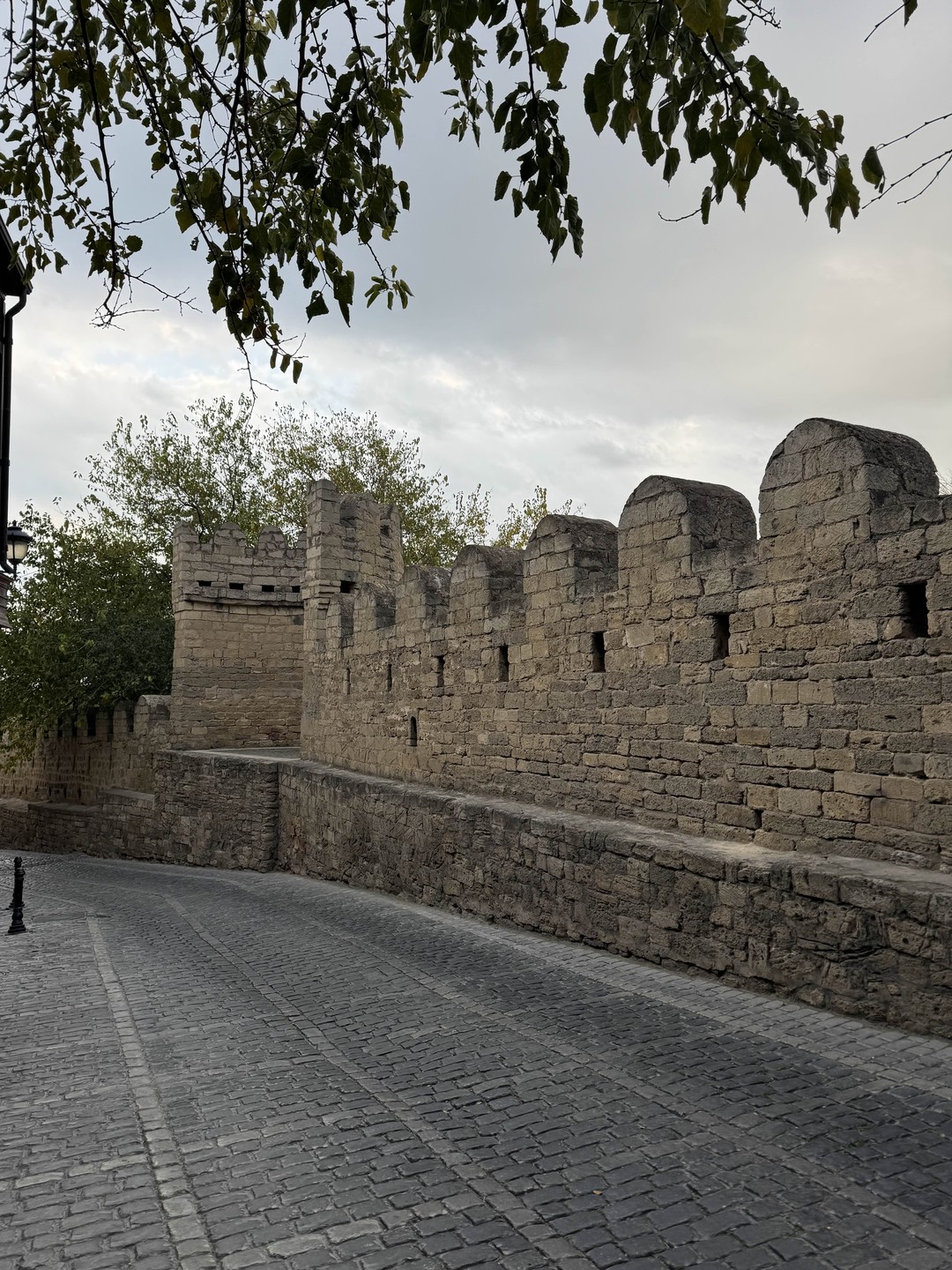 Были в Баку проездом. Забронировали экскурсию через ребят, с трансфером из аэропорта и обратно. Гид у