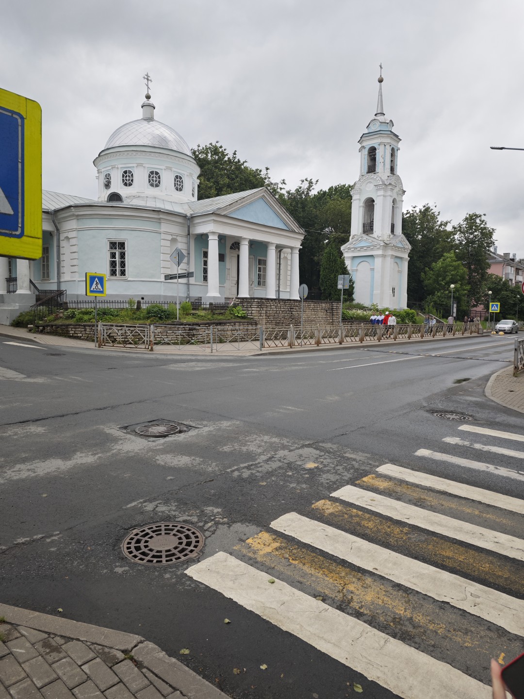 Экскурсия больше пешеходная,пришлось ходить под дождем, уровень подготовки экскурсовода высокий,голос поставлен, всё слышно без специальных устройств