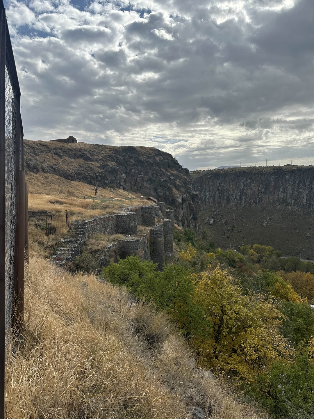 Рузанна и Юрий подарили нам потрясающее путешествие по осенним горам и древней архитектуре! Рузанна - невероятная