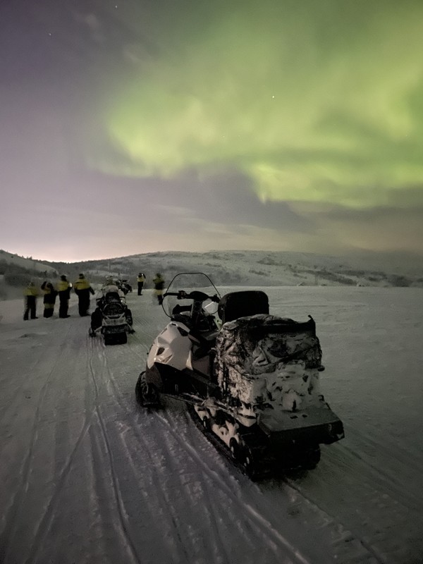 Виды Ночная поездка на снегоходах — из Мурманска