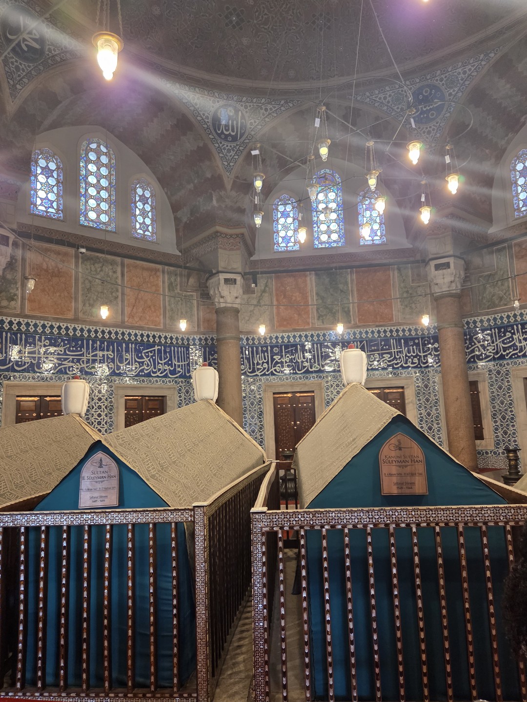 Мы ездили семьёй, все чётко, организатор всегда на связи, нас вовремя забрал гид, нигде не стояли,не