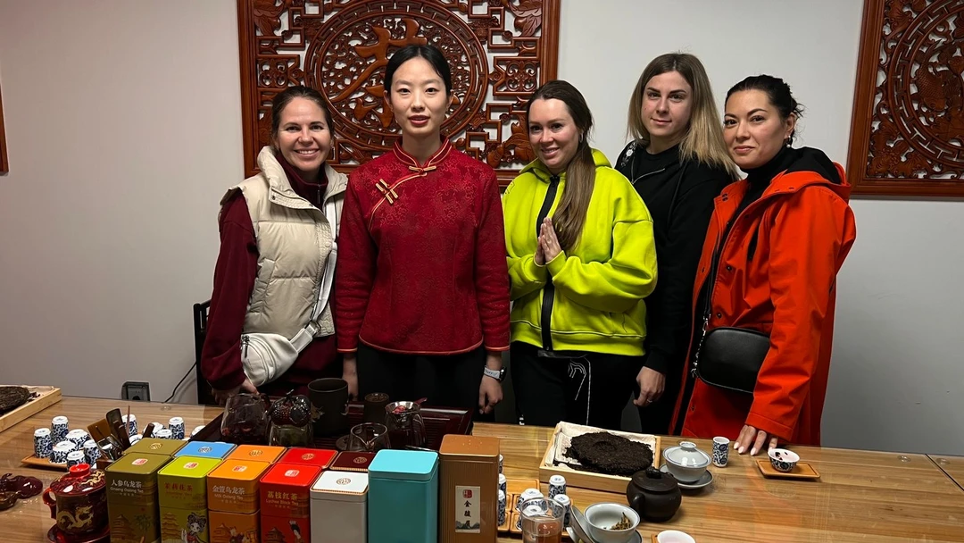 Олег очень хорошо провел экскурсию, везде сопровождал, купил билеты, привез бинокль, фотографировал нас))) чайная церемония тоже