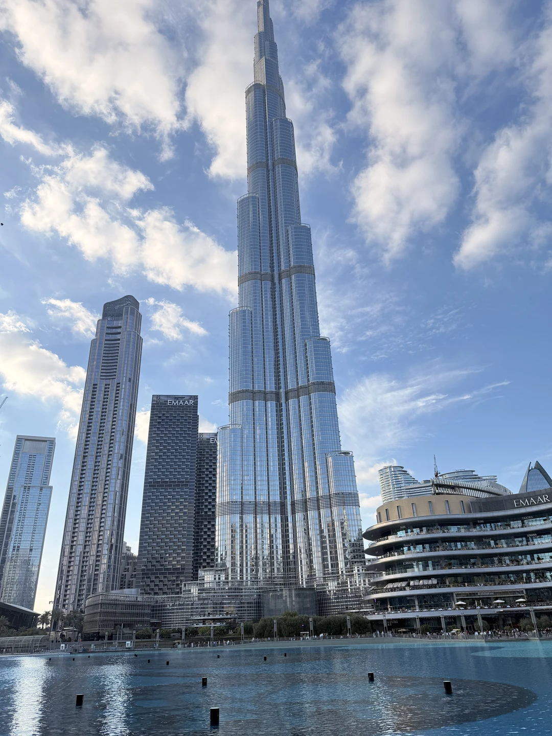 Были с семьей первый раз в ОАЭ проездом. По предварительной договоренности договорились, что нас встретят в