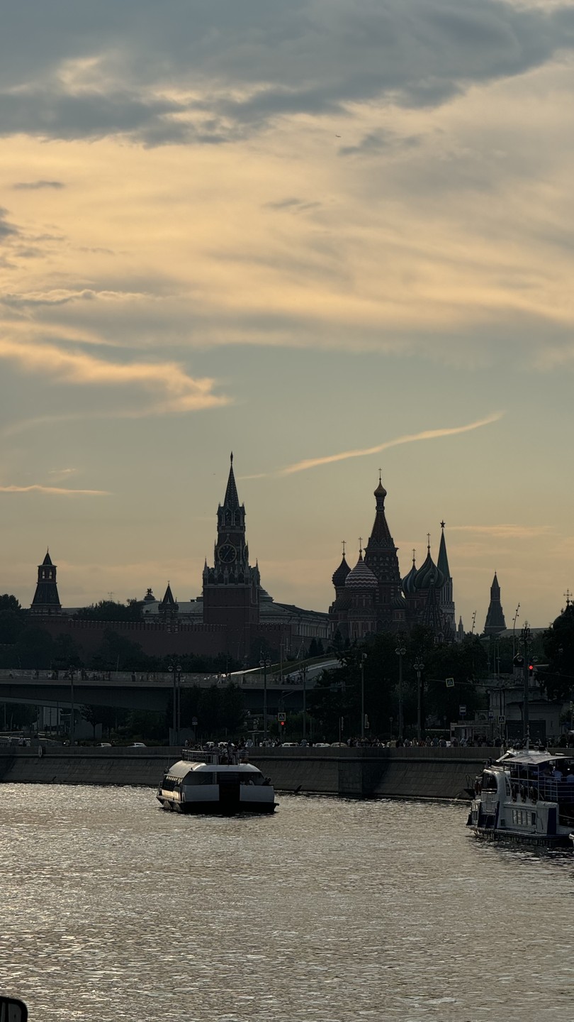Просто прогулка на теплоходе. Без лишних звуков. Ни экскурсии ни музыки там нет. Идеально для любителей