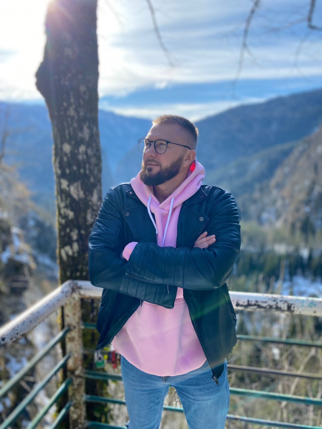 Взяли индивидуальную экскурсию, за день до экскурсии с нами связался наш гид Дамей, с ним обговорили