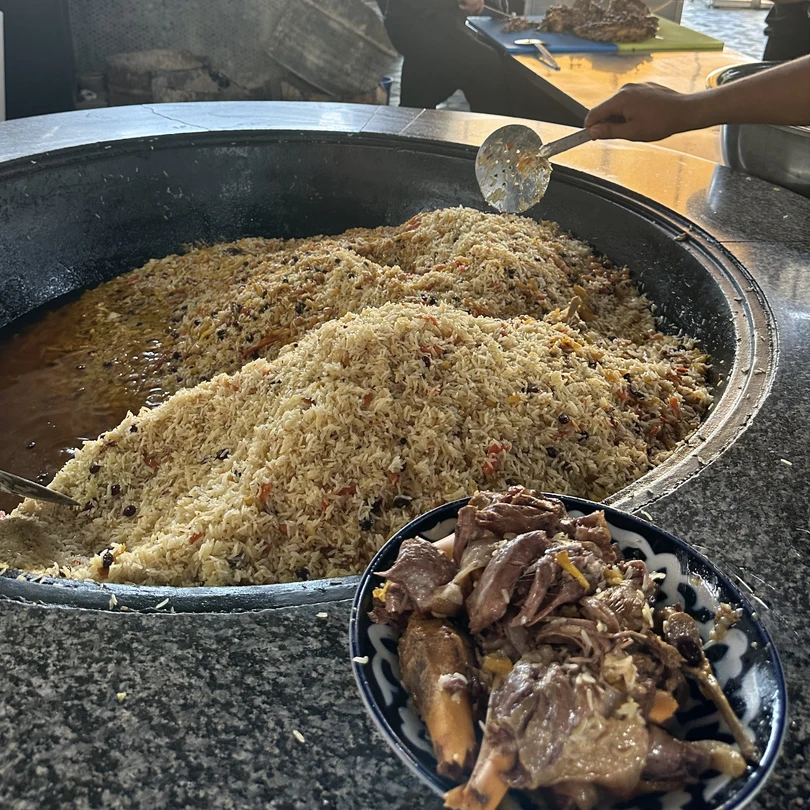 Посетили отличный рынок продуктов, самса просто БОМБА! Центр плова с великолепной демонстрацией процесса изготовления! И многое другое👍👏👌🔥