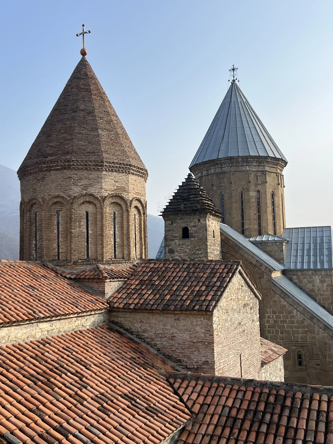 Зураб провел замечательную экскурсию по одним из самых живописных мест Грузии. Пейзажи за окном невероятно радовали