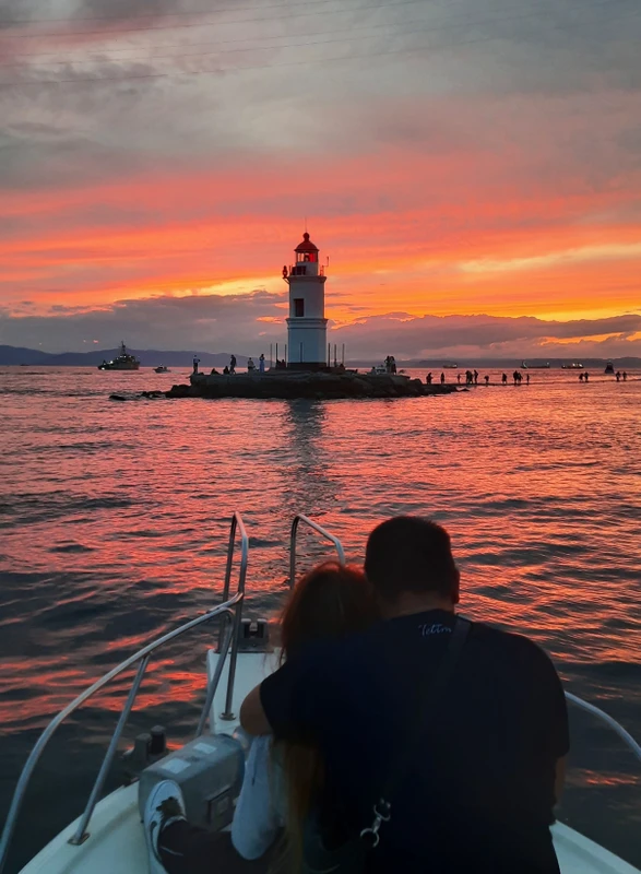 Фото - Экскурсия: "Золотой час Владивостока: прогулка на катере"