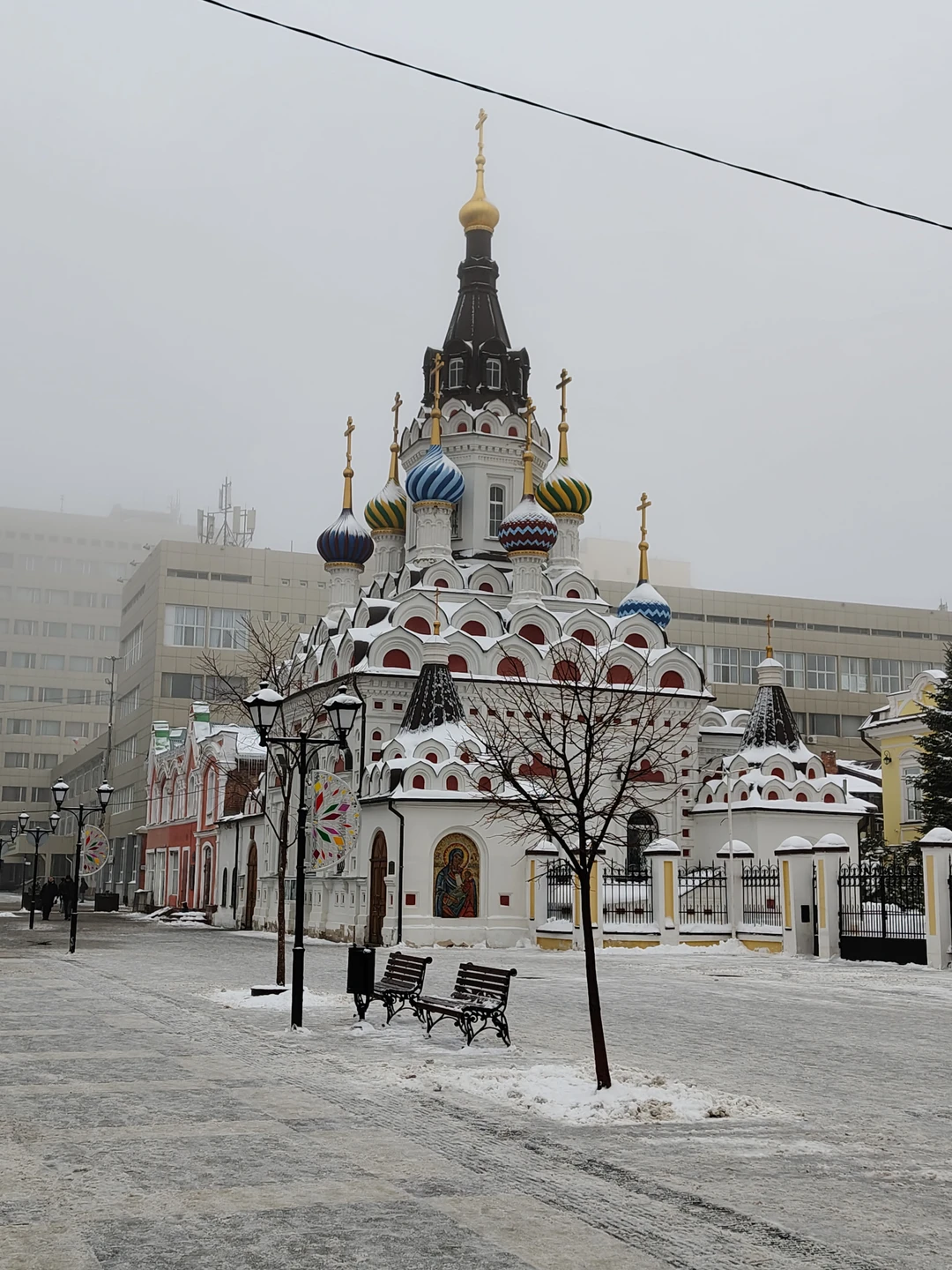 Искренне советую для знакомства с городом Марию Миронову. Академические знания, любовь к городу и краю гармонично