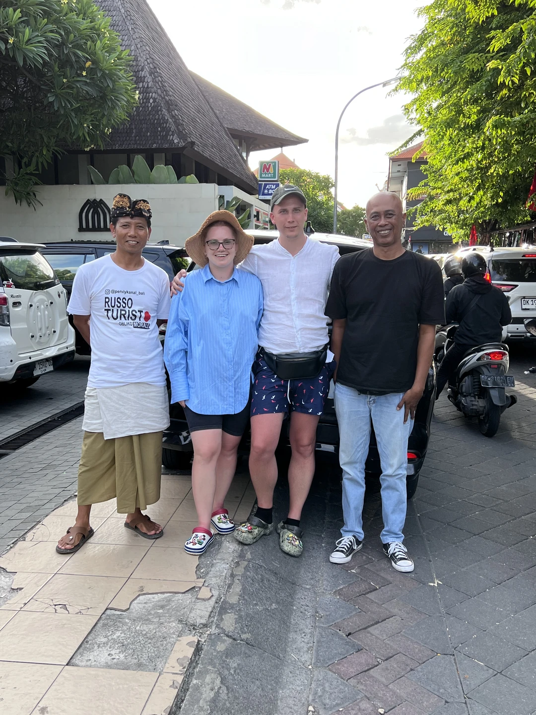 Невероятная экскурсия, Яник очень пунктуальный, вежливый, внимательный и открытый к общению и разговору ГИД. Мы были