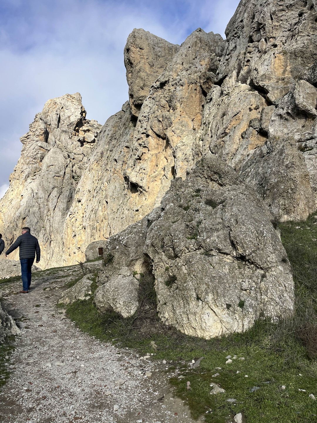 Гора Бешбармаг, «земляная радуга», розовое озеро и дегустация икры (Виктория)