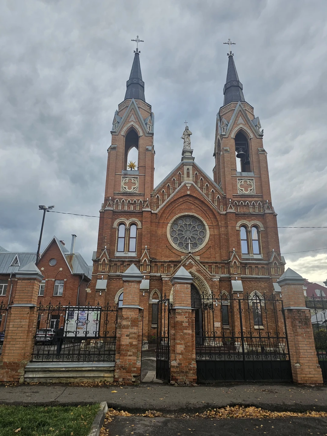 Очень понравился гид Олег. Нескучное повествование, живая речь, интересные факты. Повозил на удобном авто по городу