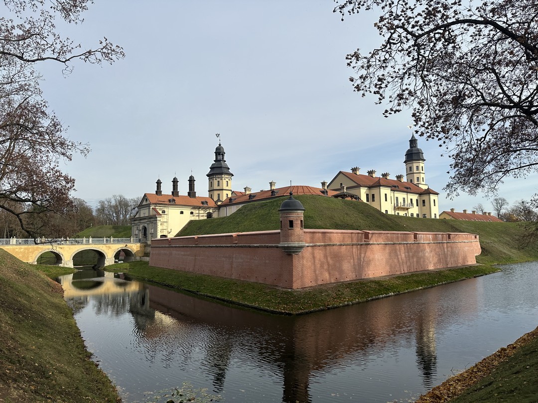 Огромное спасибо Дмитрию за прекрасно организованное и очень увлекательное путешествие по замкам Несвиж и Мир! Перед