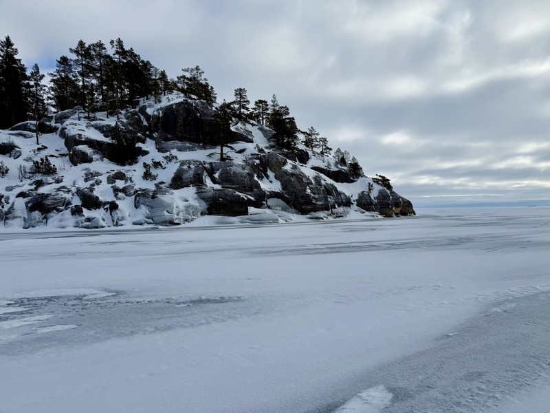 Посетили Ладожские шхеры в начале марта 2026 года по льду на аэрододке с Вадимом. Несмотря на