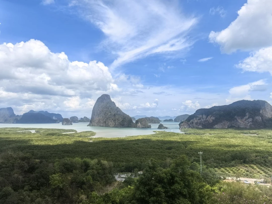 Все прошло прекрасно, на острове были практически одни, еще одна группа туристов (человек 5-6) не счет