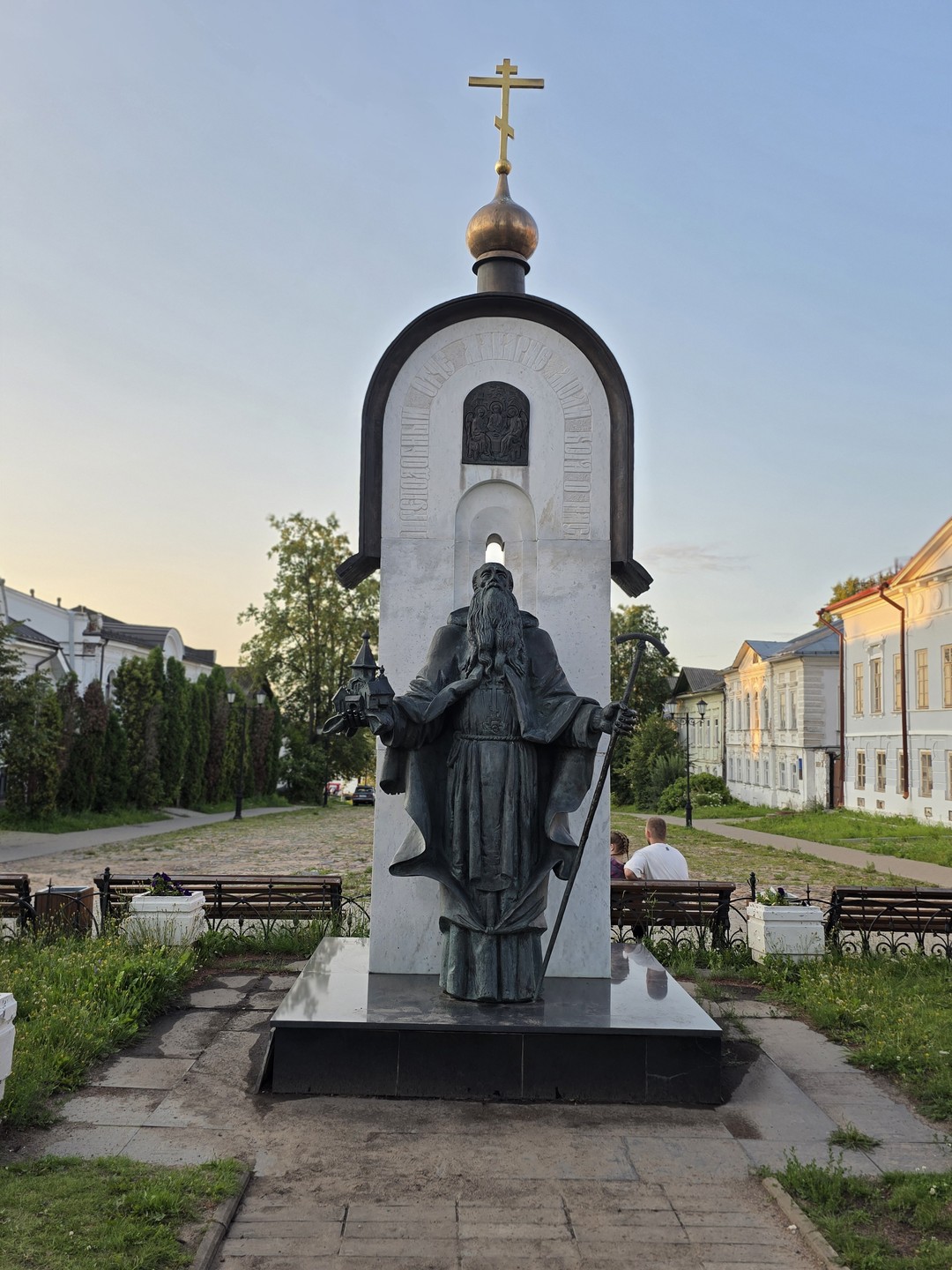 Провести вечер в компании настоящего Деда Мороза по имени Олег, который летом подрабатывает гидом в мистическом