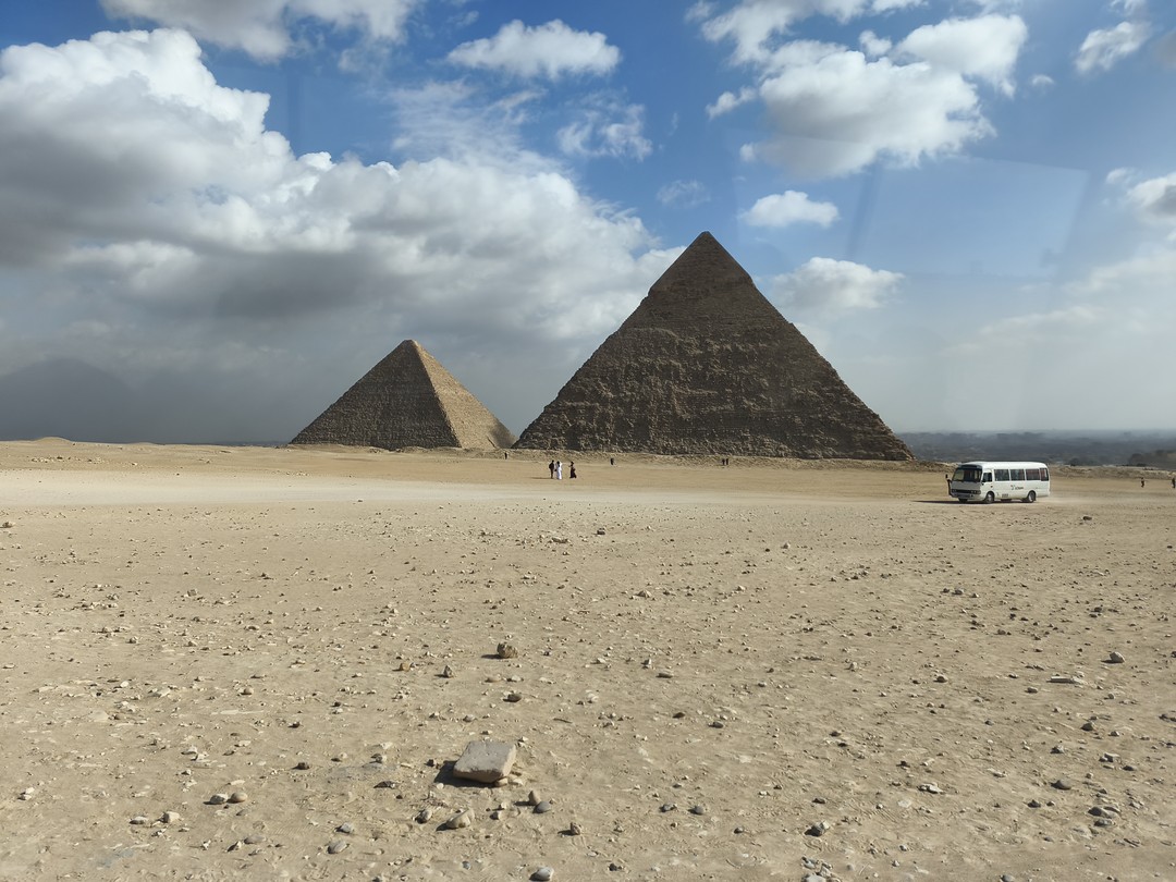 Возвращаемся с экскурсии к Пирамидам ездили семьёй в составе 2ух взрослых и дети 15,13 и 4 года.