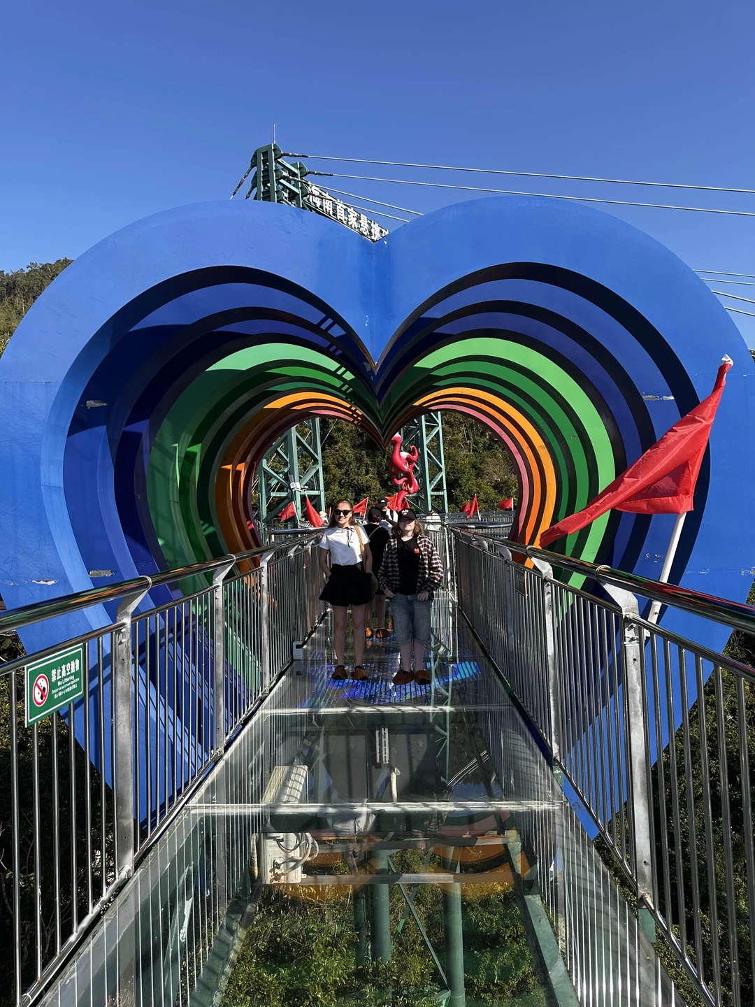 Недавно мы посетили парк Янода с нашим гидом Борисом, и это был просто незабываемый опыт! С