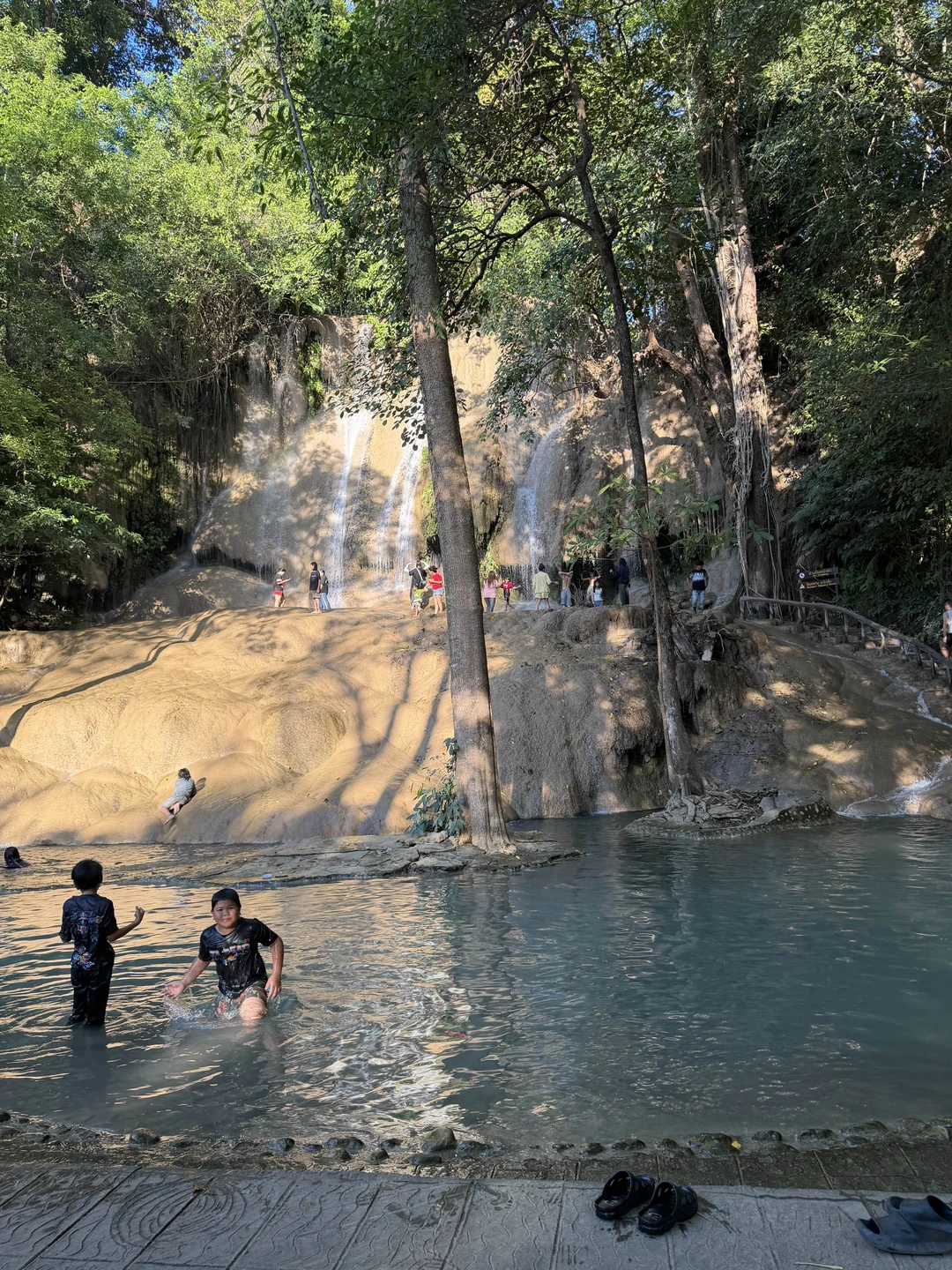 Очень насыщенная программа, красивые водопады в первый день, заселение в невероятно красивый отель у реки (брали