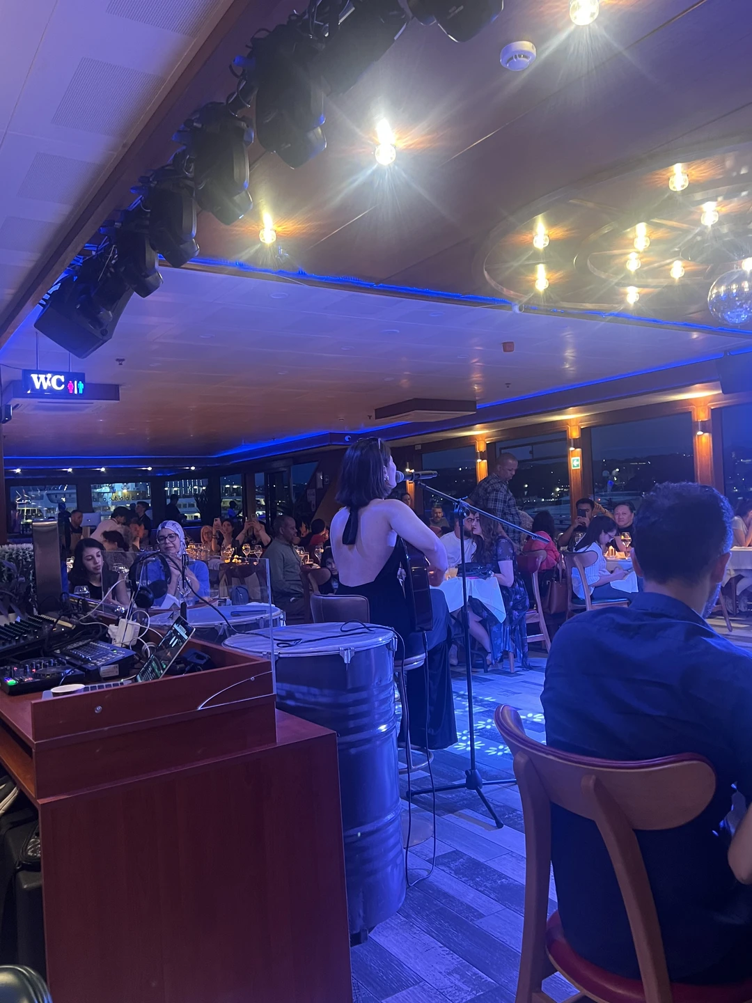 Незабываемый вечер на Босфоре! 🚢 Три часа пролетели как одно мгновение. С палубы открывались потрясающие виды!