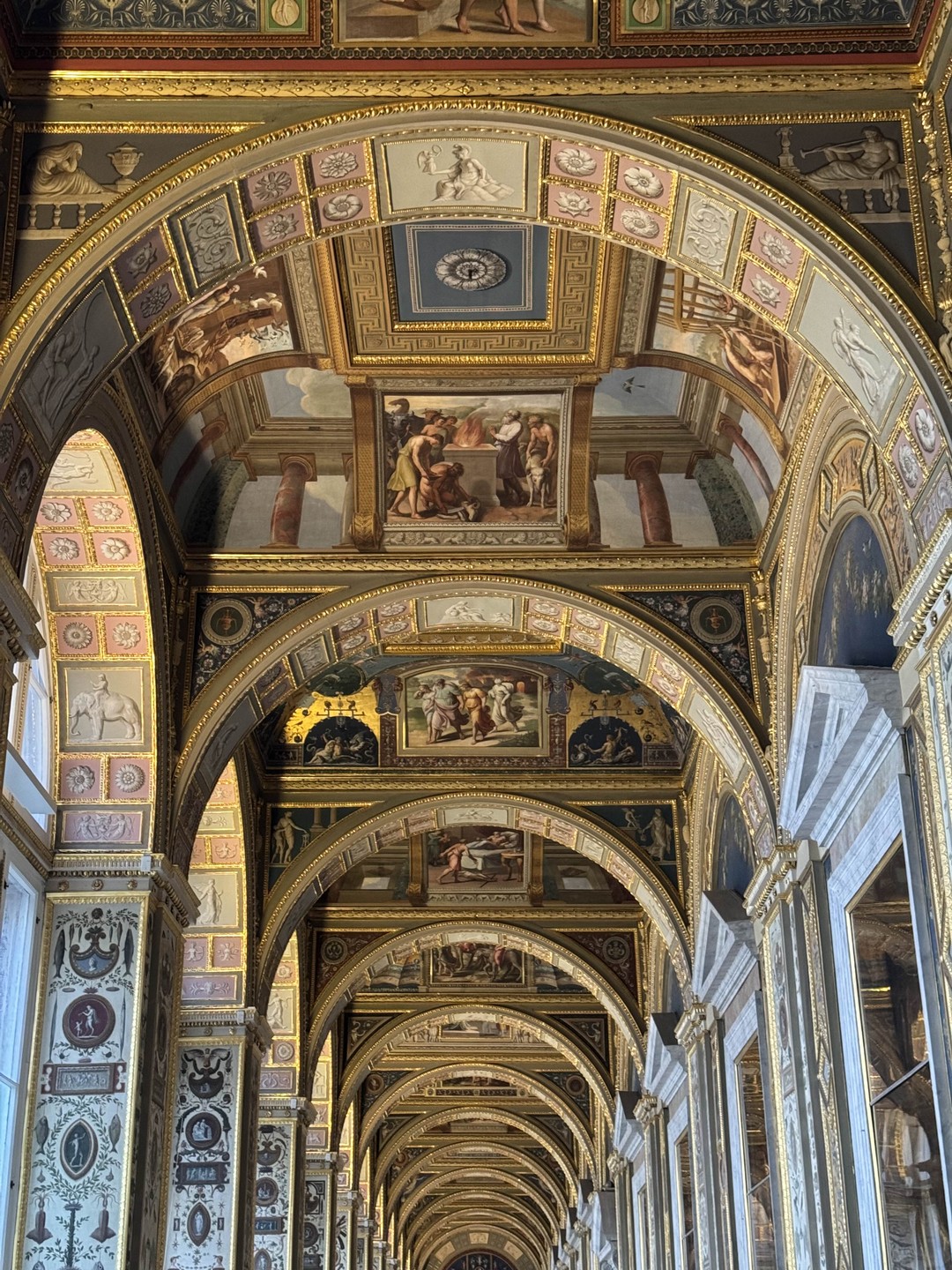 Нашим экскурсоводом была Яна. Она настоящий профессионал