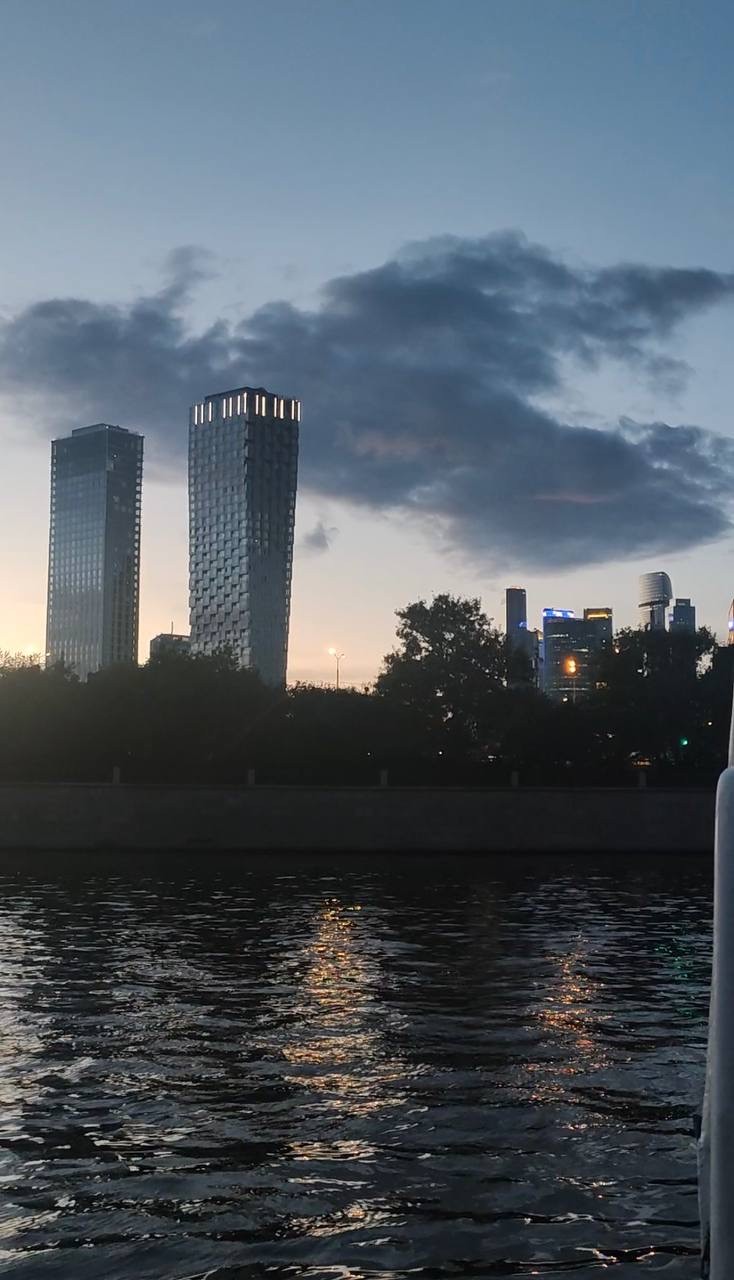 Посетила 29 мая формат стендап и музыка на теплоходе. Впервые была на теплоходе в целом и