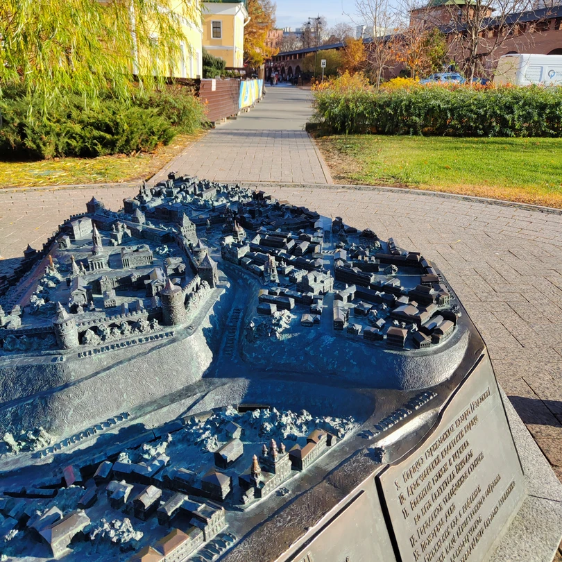 Нашим гидом был Николай. Ему удалось заинтересовать всех участников нашей разновозрастной группы. Николай рассказал об истории