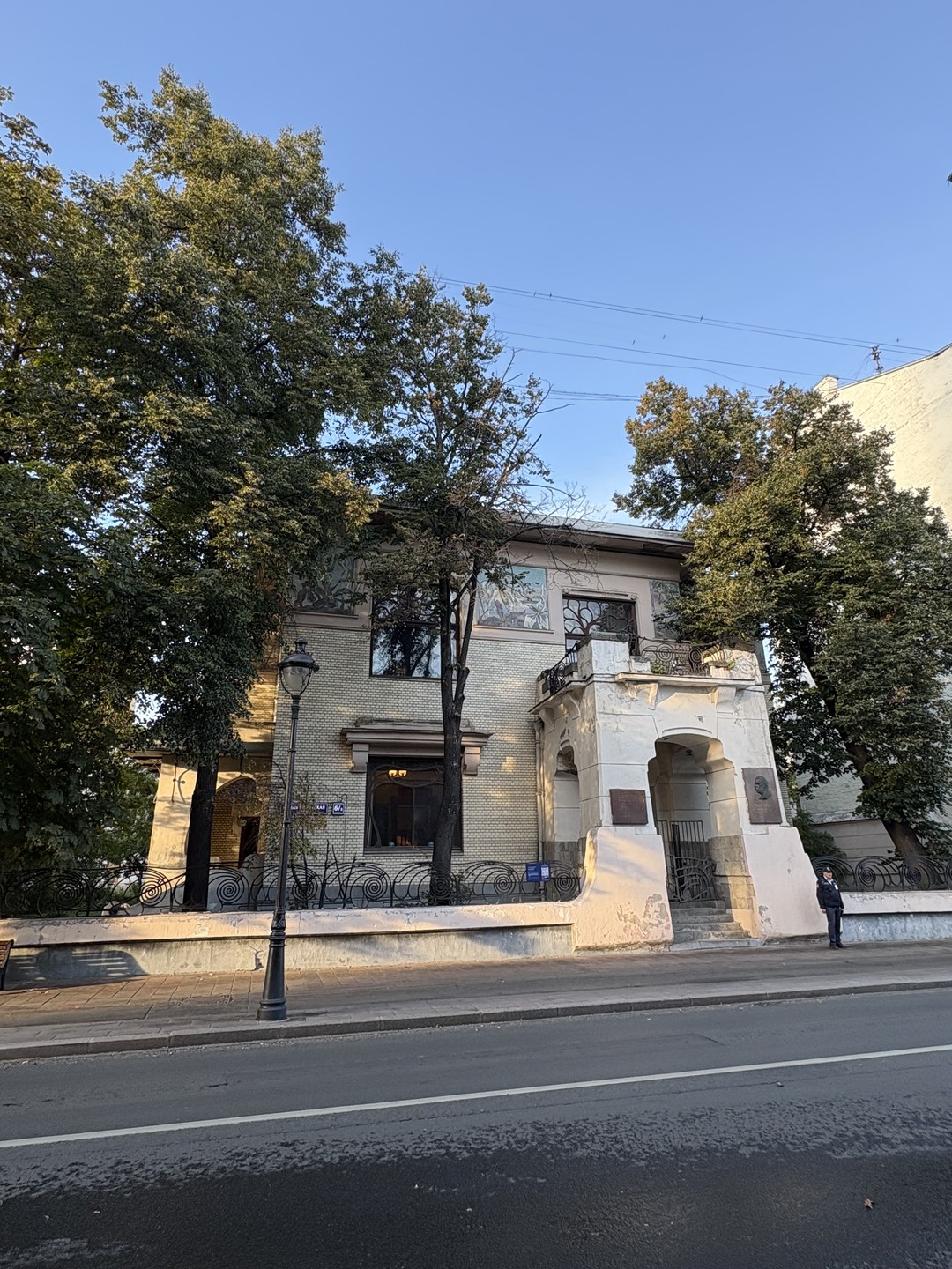 Приятная прогулка по центру с осмотром разных зданий и улиц. Изначально заявлено, что будем говорить только