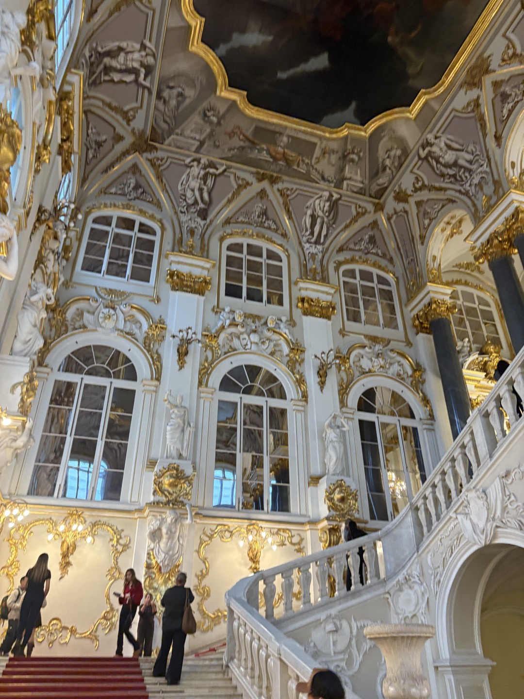 Знакомили ребёнка с Эрмитажем. К счастью, сделали это именно в компании Марии. Восторг. И у взрослых,