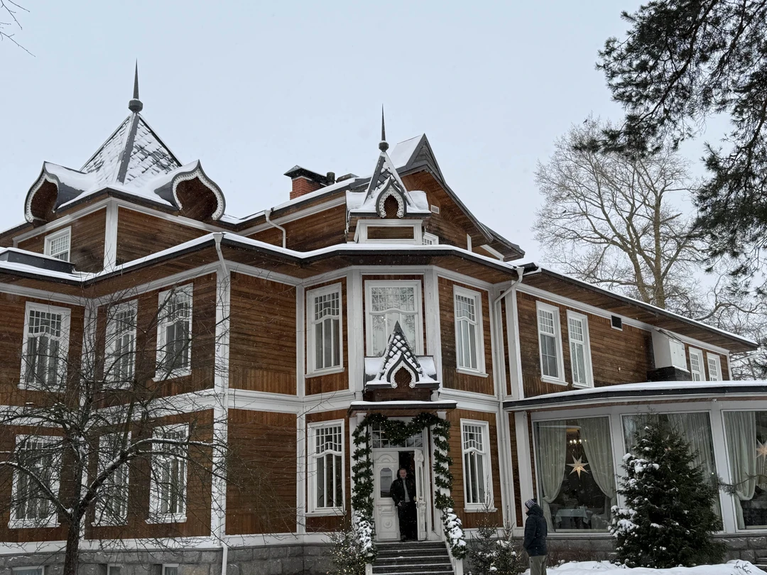 Отличная загородная экскурсия, несмотря на то, что ездили зимой. Попали в настоящую зимнюю сказку.