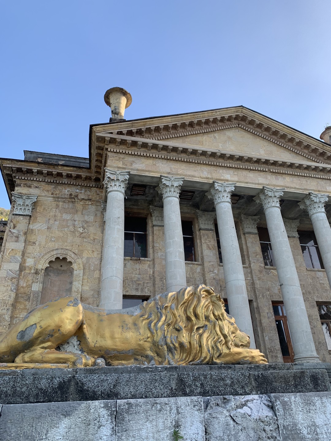 Адгур очень лёгкий в общении экскурсовод. Учитывал наши желания. Грамотный и интересный! Внимательный и учтивый! Это